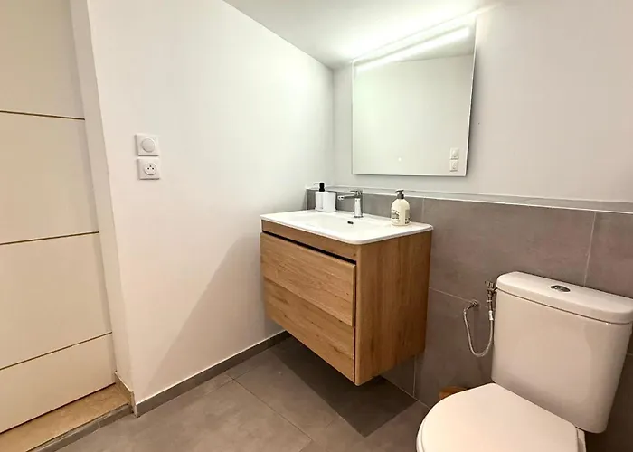 Avec Parking Terrasse Et Proche De La Apartmán *